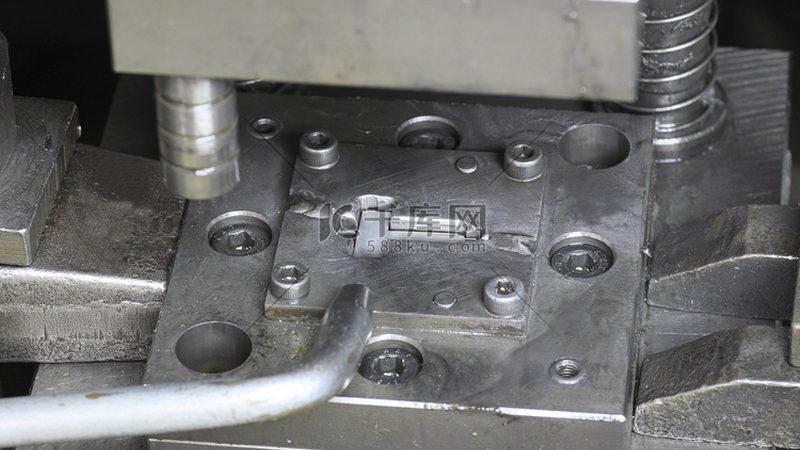 精密注塑模具型号规格：揭秘其背后的工艺与选型逻辑